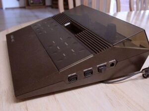 Another side profile showing the frosted plastic storage lid